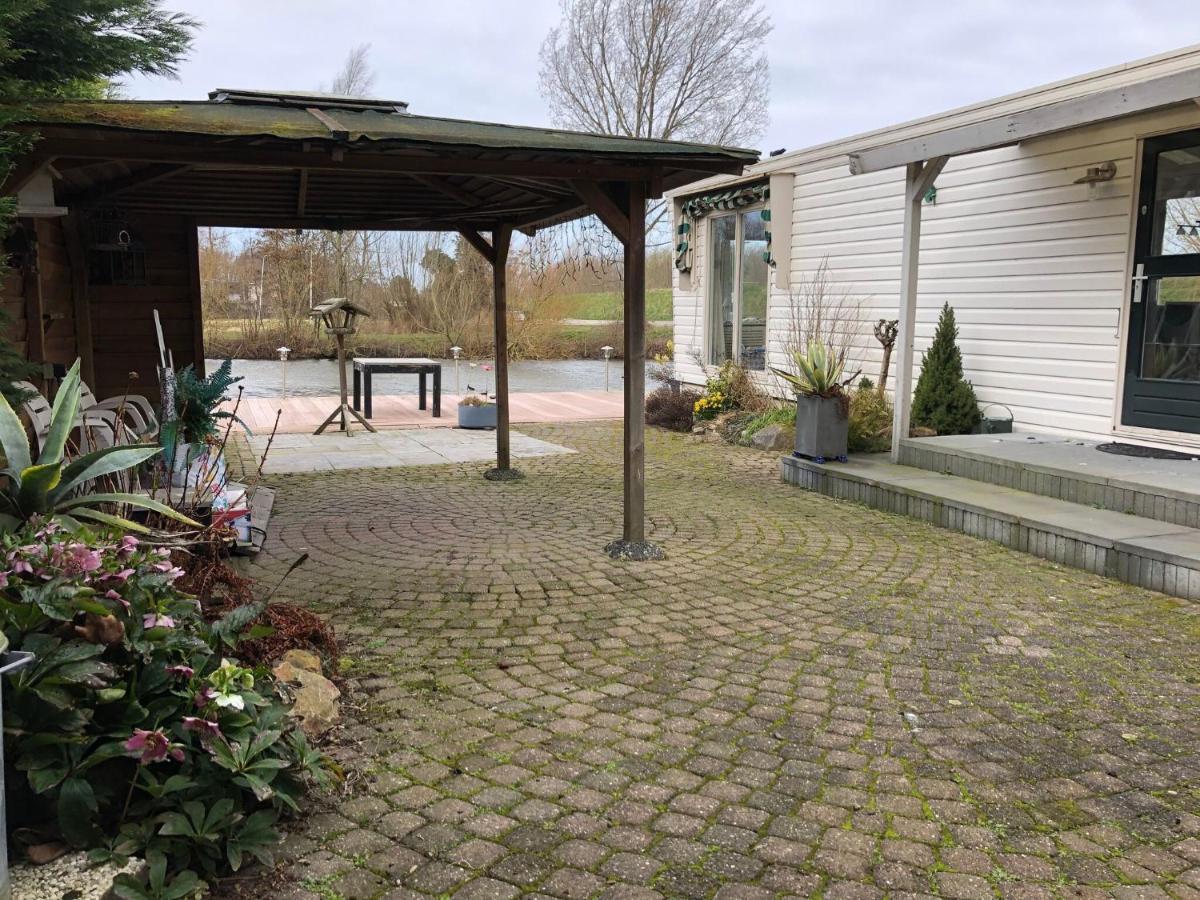Fantastic Villa In Ooltgensplaat With Jetty Exterior foto