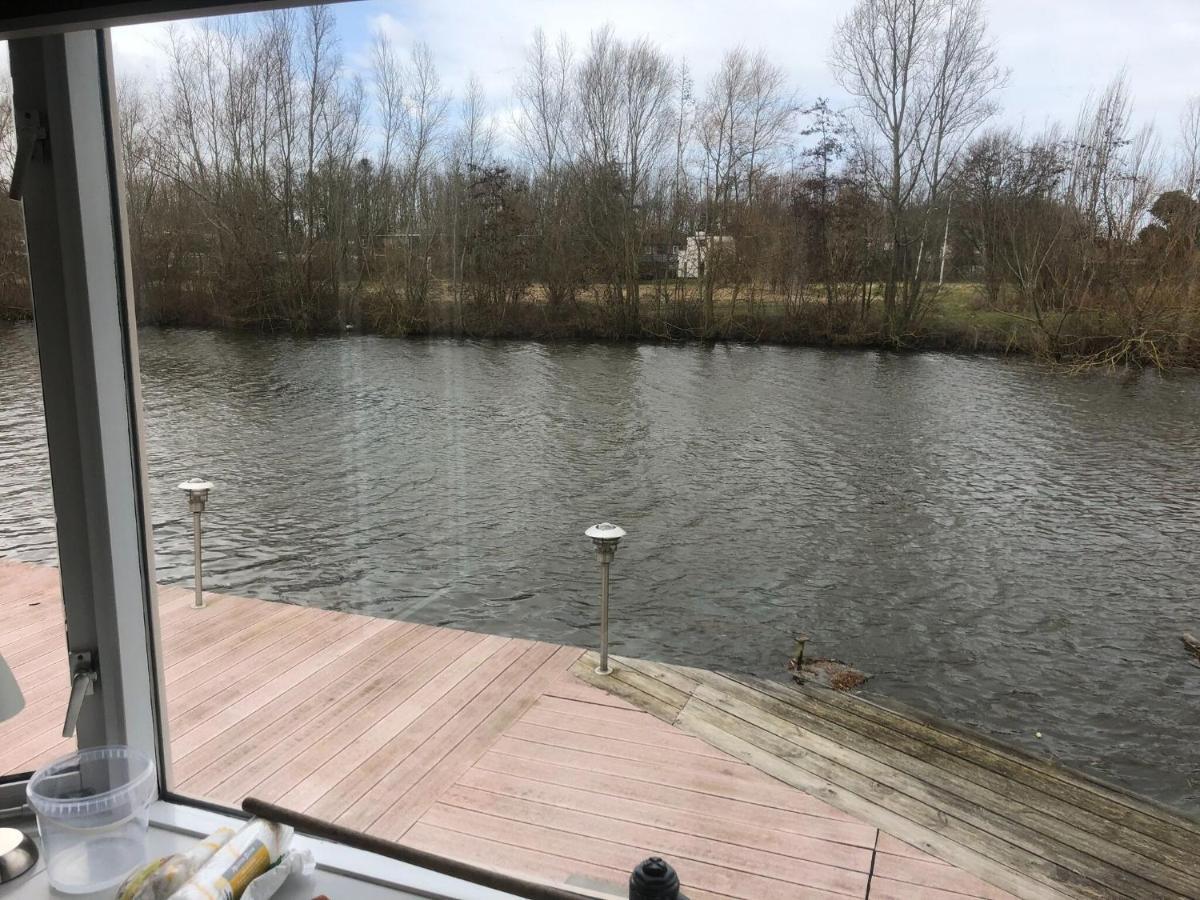 Fantastic Villa In Ooltgensplaat With Jetty Exterior foto