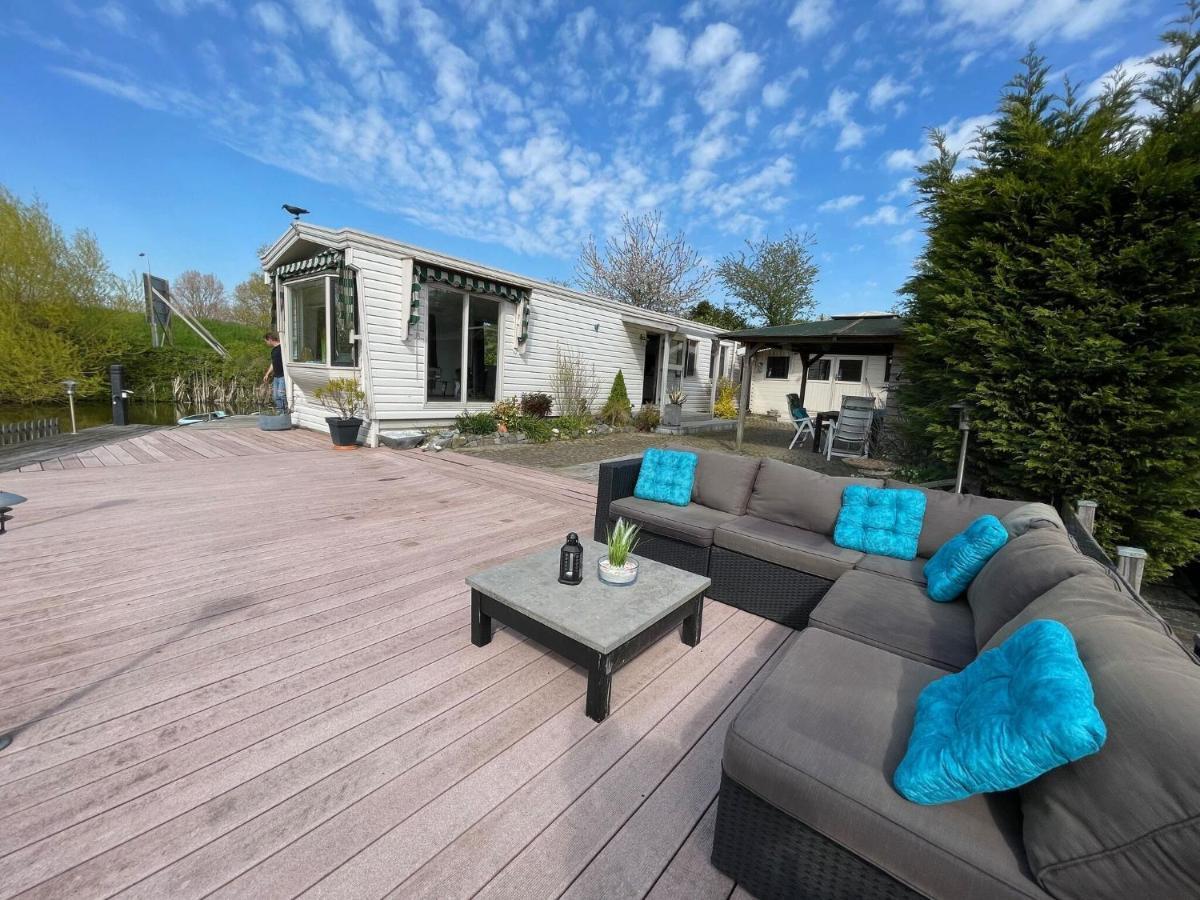 Fantastic Villa In Ooltgensplaat With Jetty Exterior foto