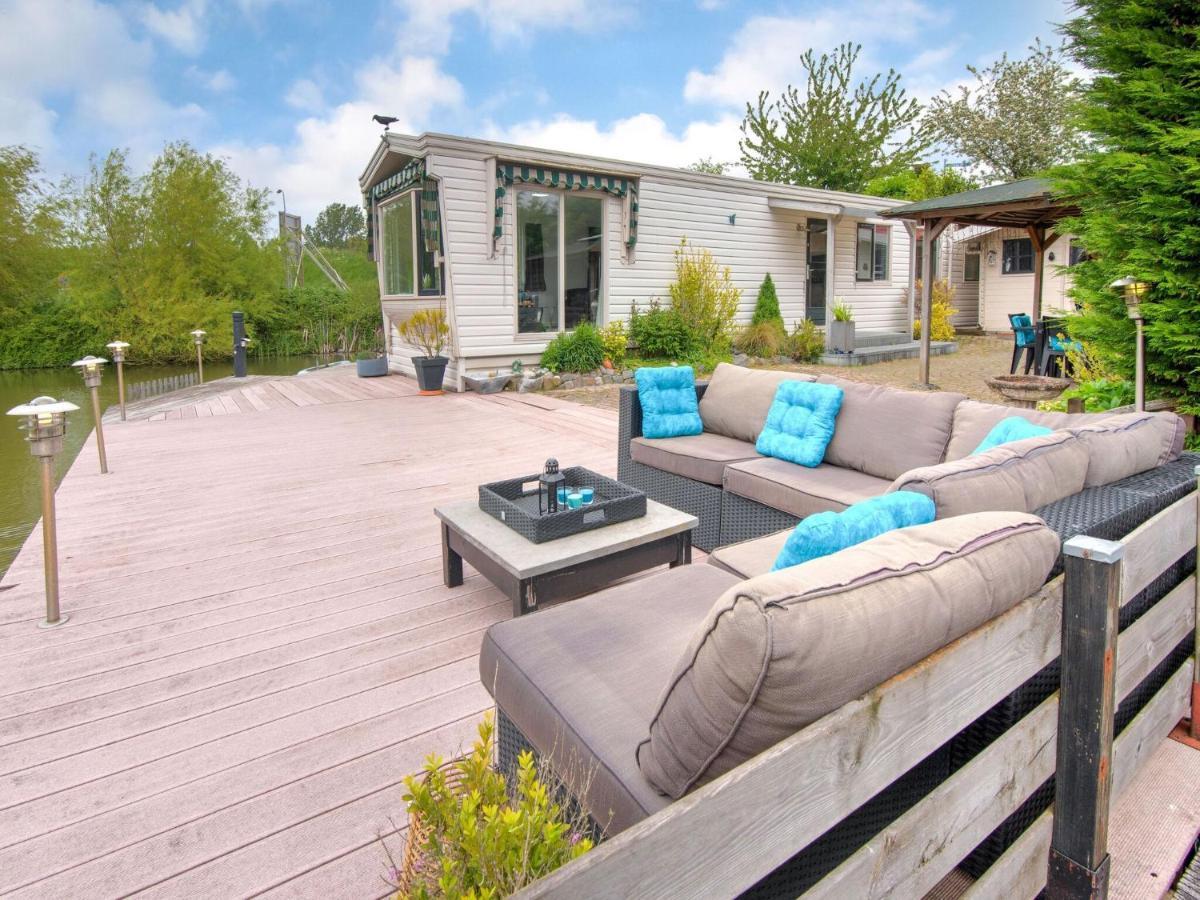 Fantastic Villa In Ooltgensplaat With Jetty Exterior foto