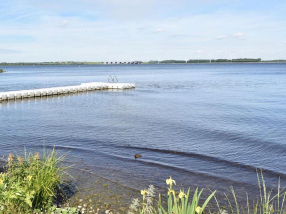 Fantastic Villa In Ooltgensplaat With Jetty Exterior foto